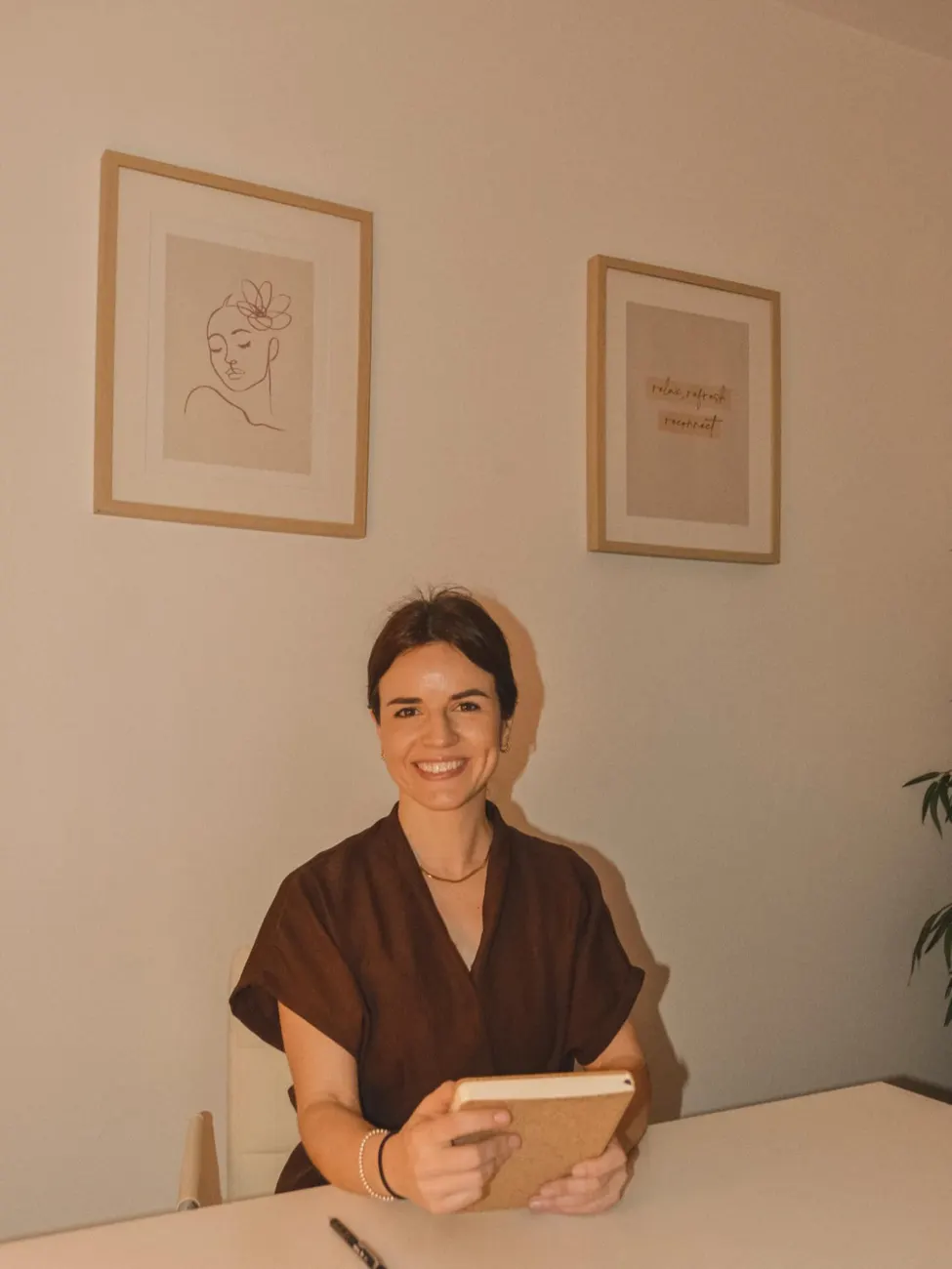 Joana Fernandes, fundadora do C'ALMA, sentada à secretária do espaço